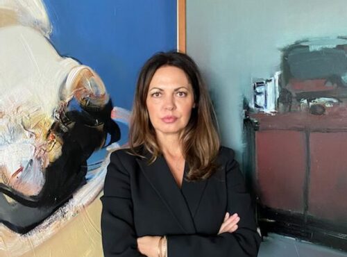 Joanna Piotrowska na tle obrazow