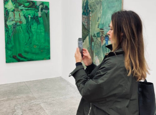 art advisor na wystawie obrazow