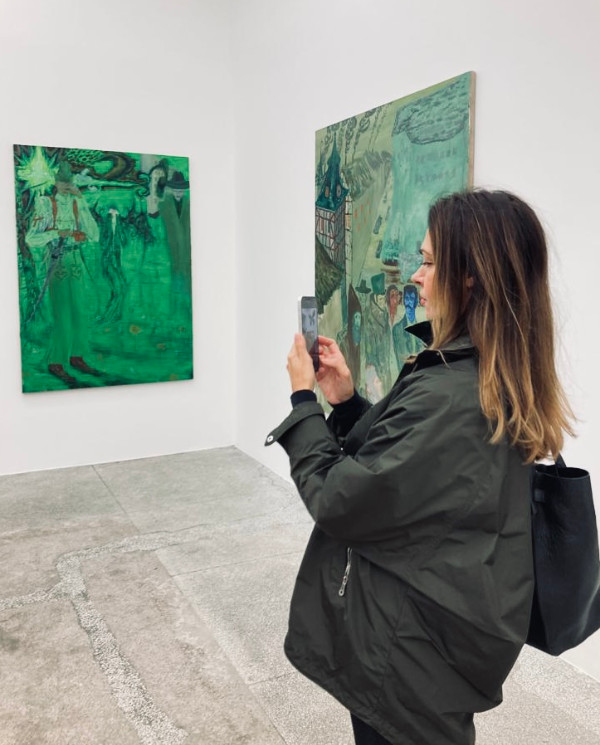 art advisor na wystawie obrazow