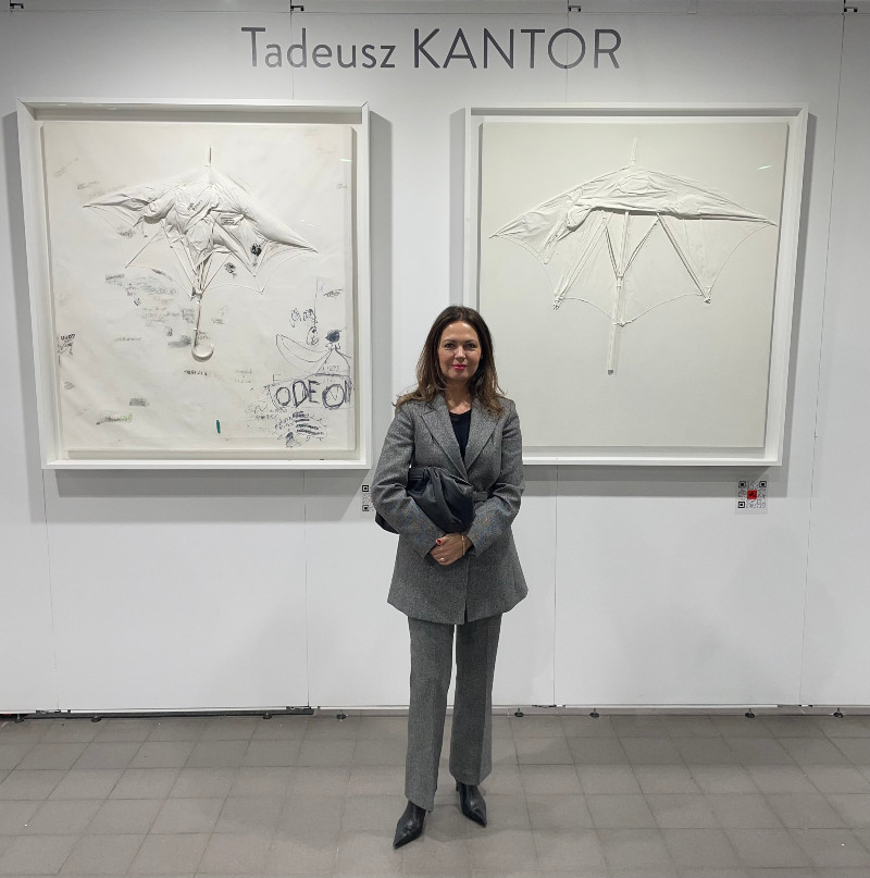 Joanna Piotrowska na tle obrazów T. Kantora