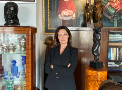 Joanna Piotrowska obok rzeźby we wnętrzach