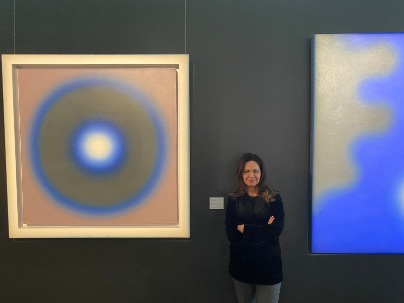 Joanna Piotrowska na tle obrazów Fangora