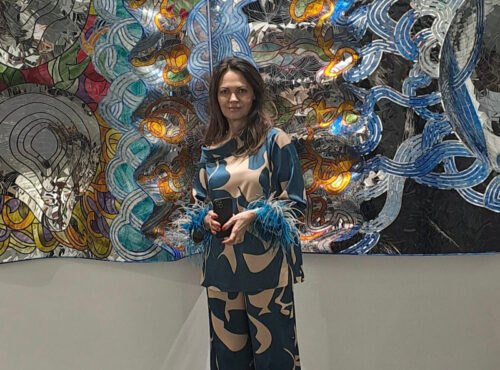 Joanna Piotrowska na tle dzieła sztuki