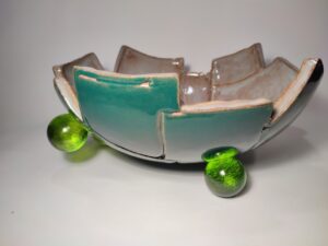 Miska w kant – zielona z kulami ze szkła