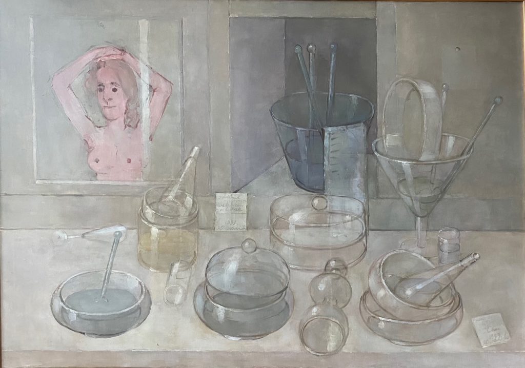 أوعية زجاجية بانعكاس في المرآة